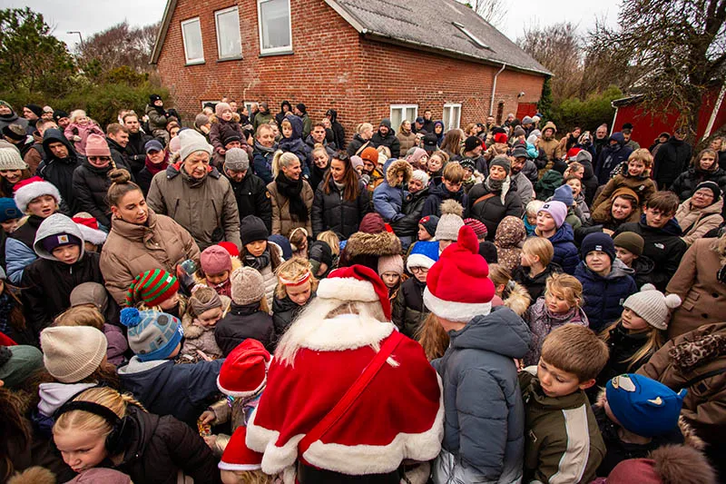 Julemanden deler slik ud til børn ved Jul i Hjerting 2025